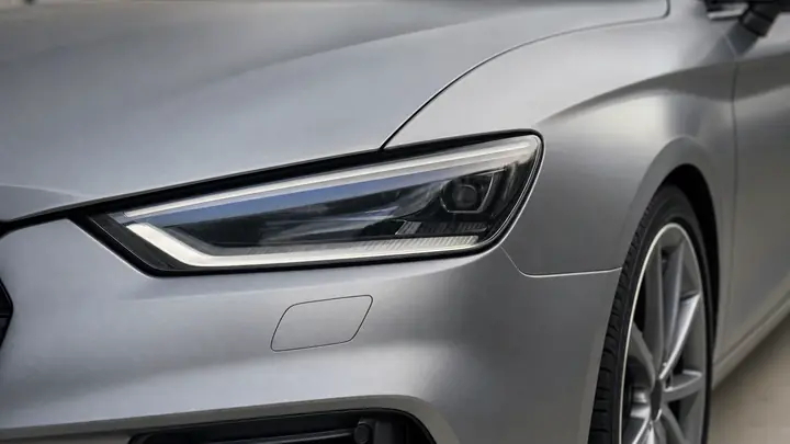 Автомобиль с прозрачной матовой пленкой на передней части кузова