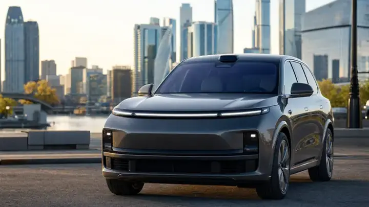 Li Auto 2026 в Москве, общий вид автомобиля на фоне мегаполиса