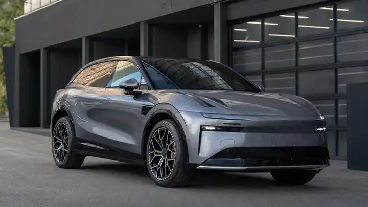 Zeekr 2026 на фоне студии оклейки в Москве, общий вид автомобиля