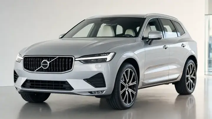 Volvo 2026 серебристого цвета на студийной площадке с идеальным кузовом
