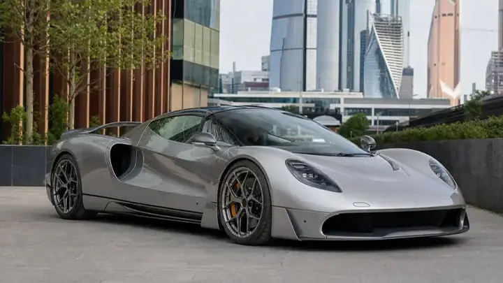 Gordon Murray Automotive 2026 в Москве - общий вид автомобиля на фоне города