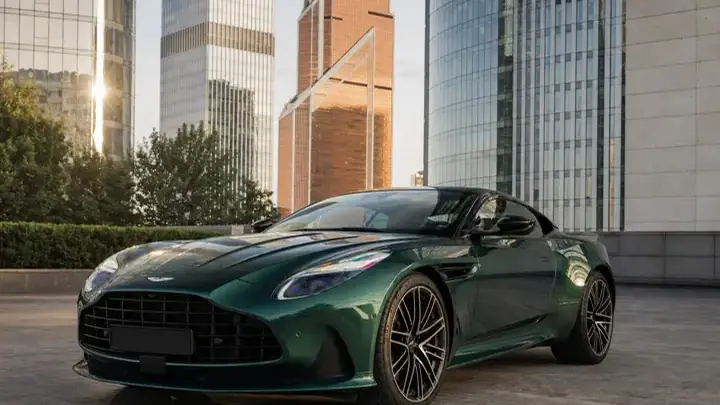 Aston Martin 2026 на фоне современной архитектуры Москвы