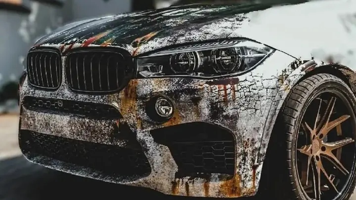 Автомобиль в цветной полиуретановой пленке после переклейки