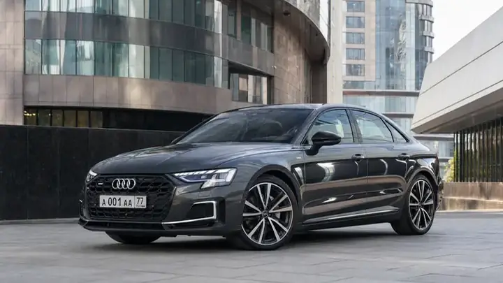 Audi 2026 на улицах Москвы, современная архитектура, чистый кузов