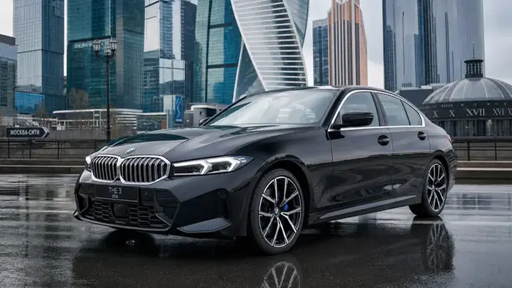 BMW 2026 на московской улице, акцент на чистом кузове