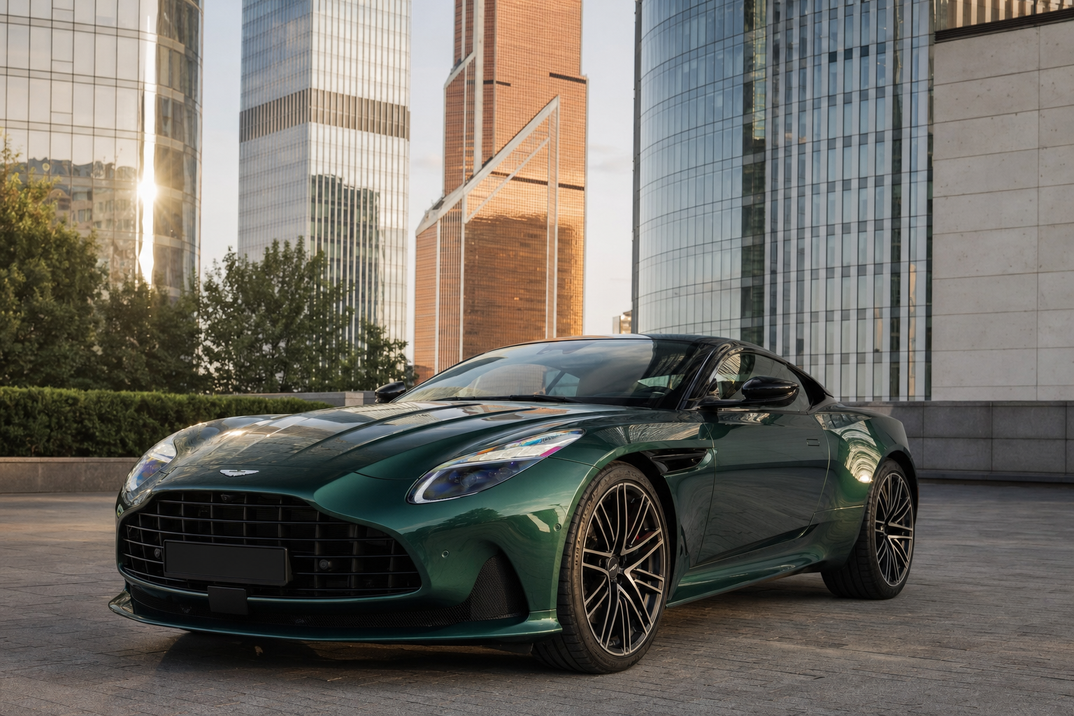 Aston Martin 2026 на фоне современной архитектуры Москвы