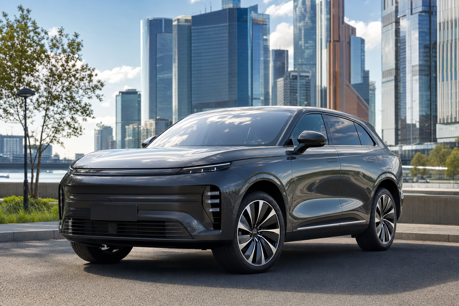 Exlantix 2026 с идеально чистым кузовом на фоне московских улиц