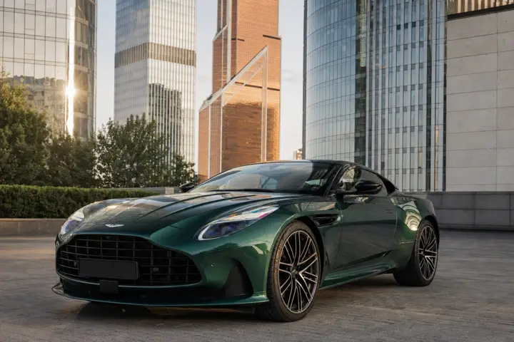 Aston Martin 2026 на фоне современной архитектуры Москвы