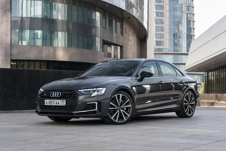 Audi 2026 на улицах Москвы, современная архитектура, чистый кузов