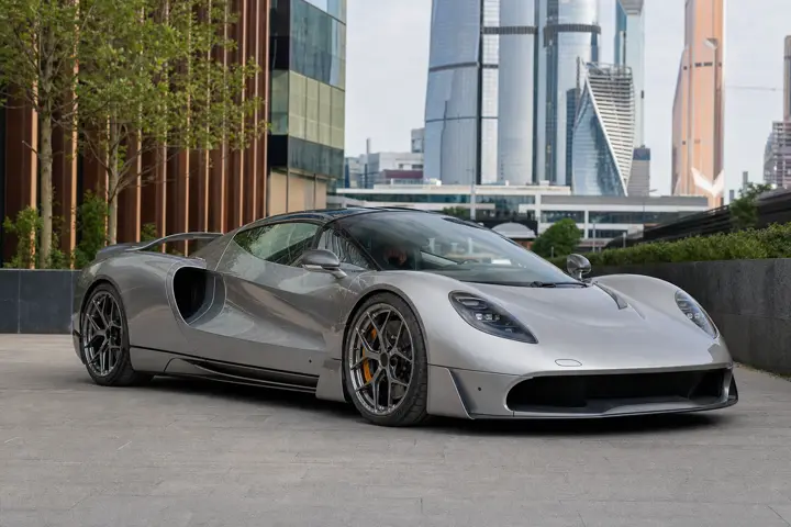 Gordon Murray Automotive 2026 в Москве - общий вид автомобиля на фоне города