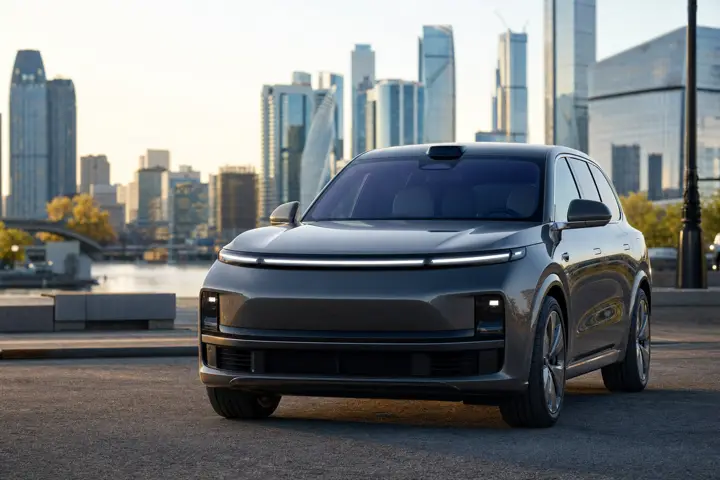 Li Auto 2026 в Москве, общий вид автомобиля на фоне мегаполиса