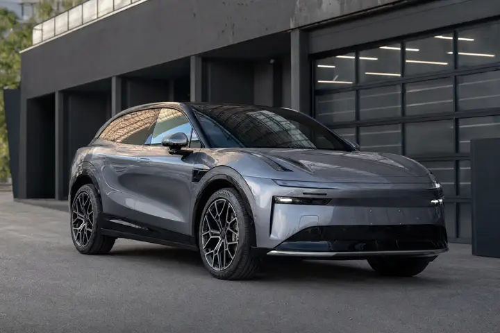 Zeekr 2026 на фоне студии оклейки в Москве, общий вид автомобиля