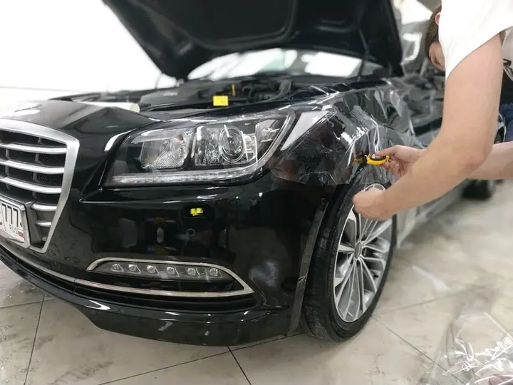 Автомобиль перед снятием старой пленки в студии AvtoPro99