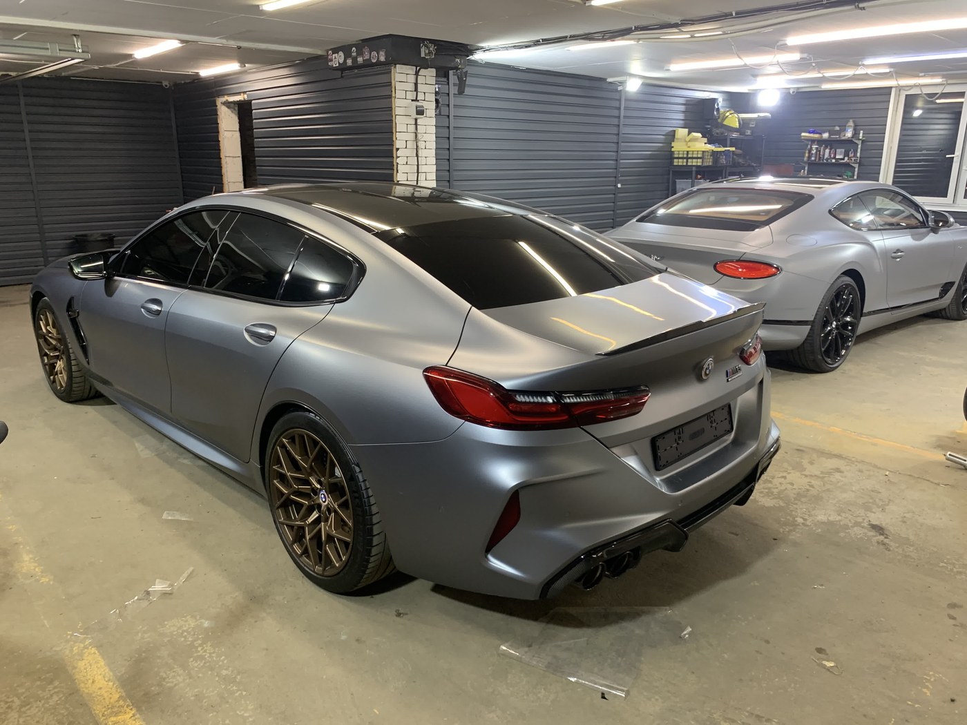 BMW M8 Competition Gran Coupe - матовый серый, фото 3