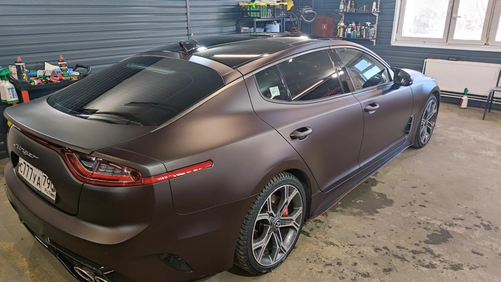 Оклейка Kia Stinger в матовую бронзу