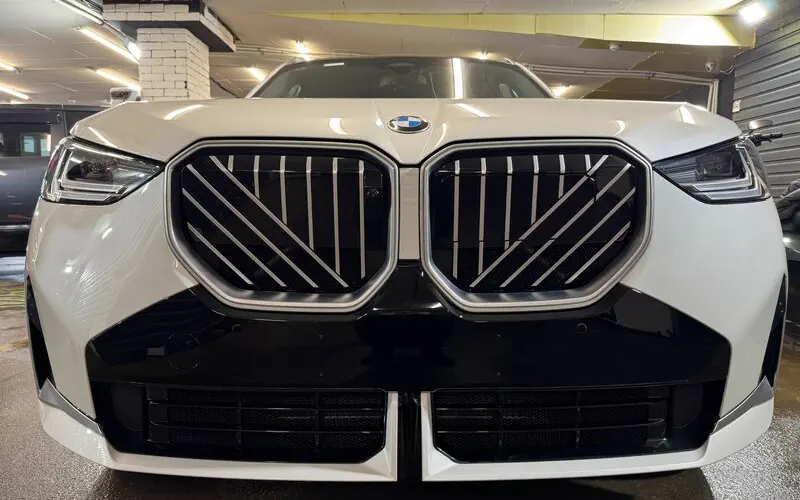 Установка защитной сетки в передний бампер BMW X3, теперь радиаторы под надежной защитой.