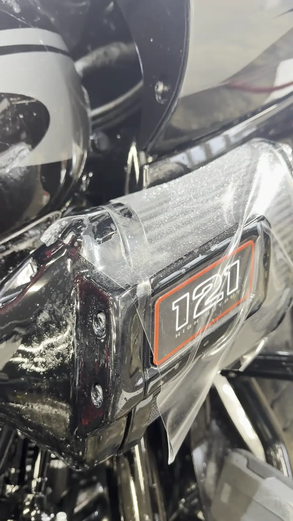 Крупный кадр защитной пленки на Harley-Davidson