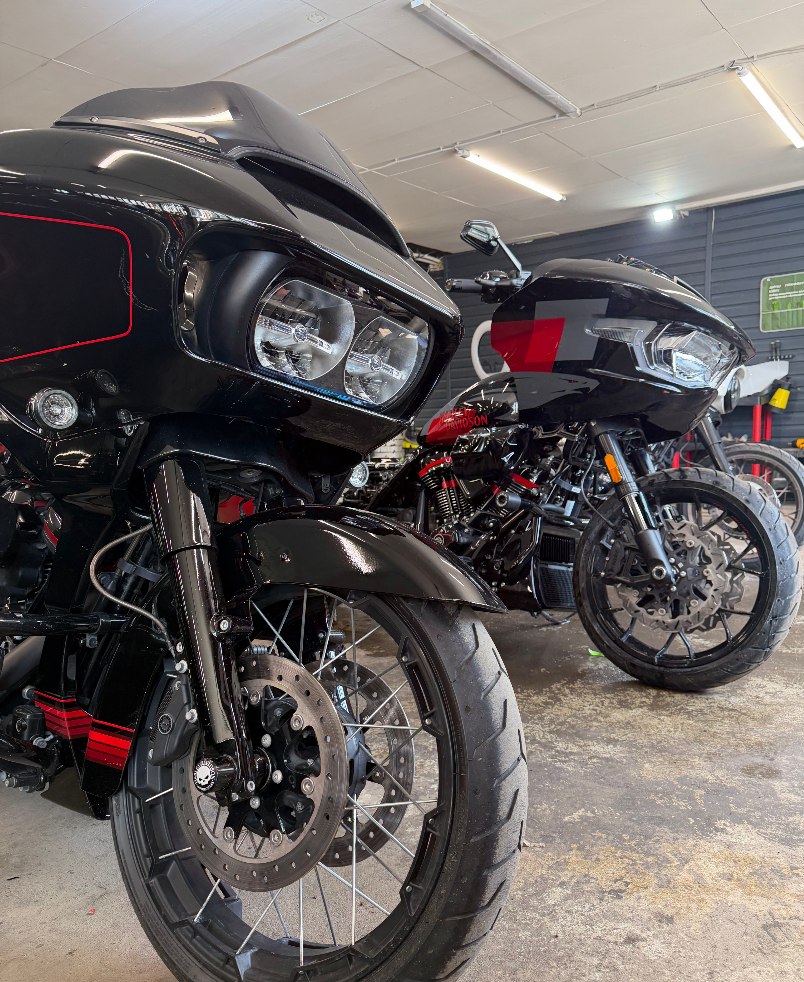 Два мотоцикла Harley-Davidson после защитной оклейки