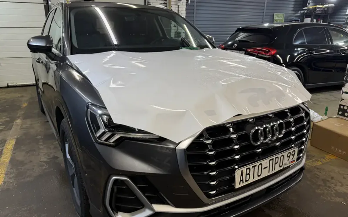 Audi во время монтажа защитной плёнки на капот в студии AvtoPro99