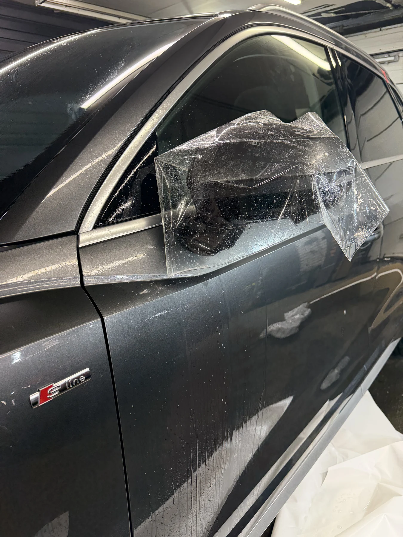 Оклейка зон риска Audi Q3 2026 защитной пленкой - подготовка поверхности перед монтажом