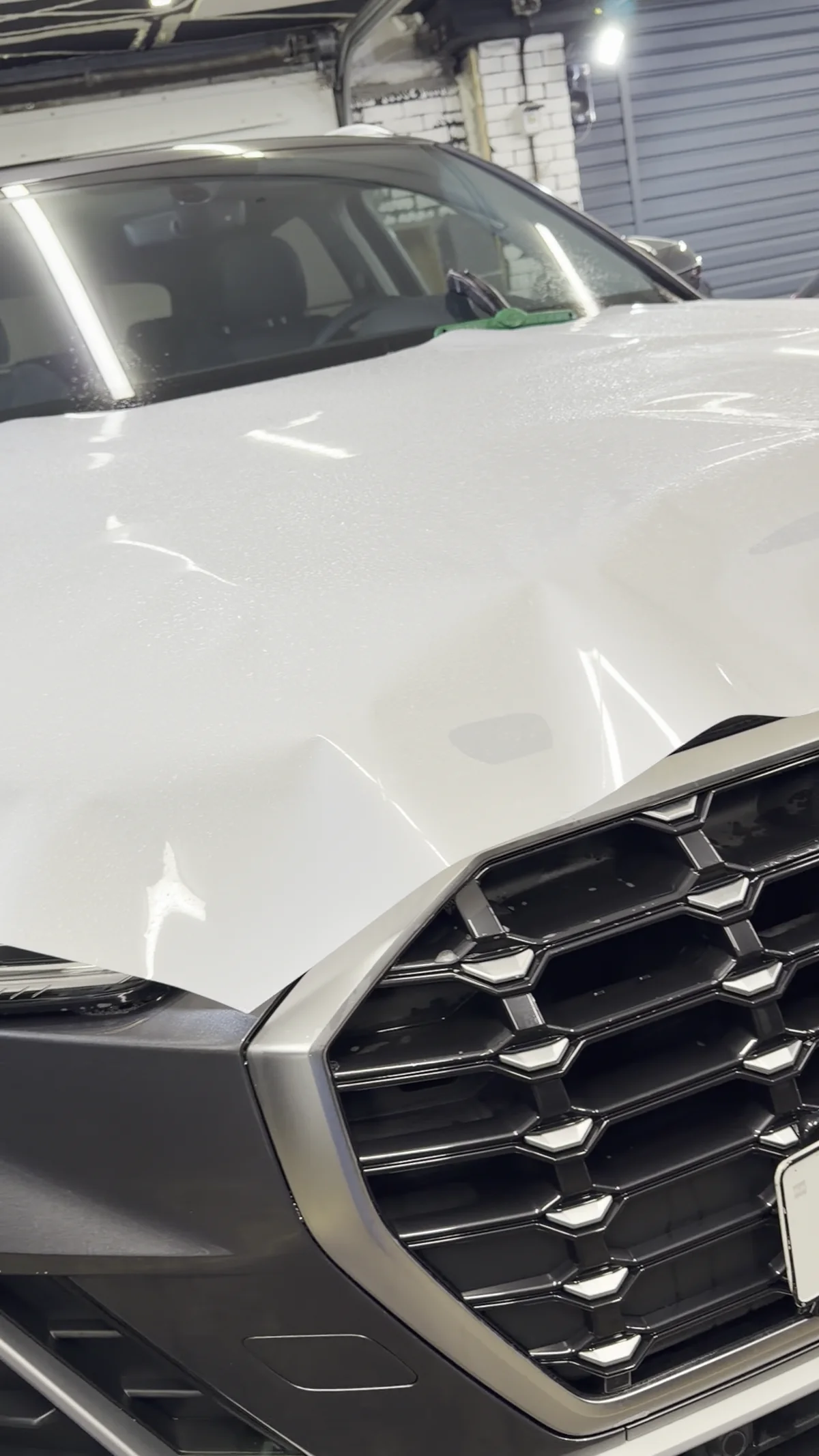 Оклейка зон риска Audi Q3 2026 защитной пленкой - контроль кромок и сложных изгибов