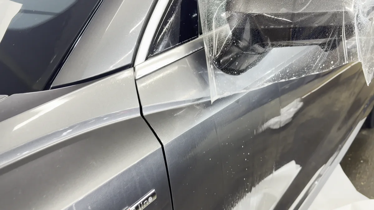 Оклейка зон риска Audi Q3 2026 защитной пленкой - финишная проверка покрытия под светом