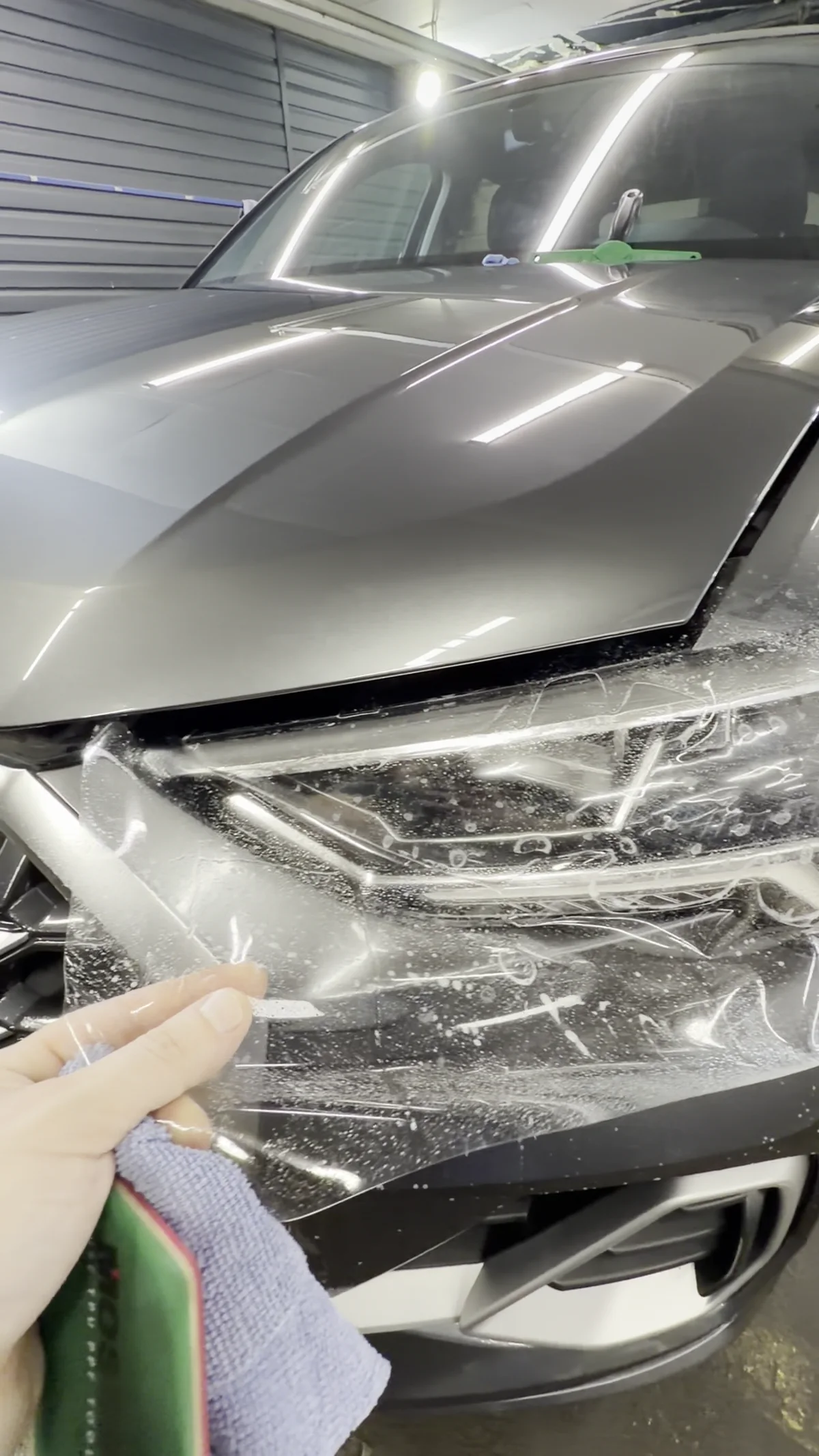 Оклейка зон риска Audi Q3 2026 защитной пленкой - подготовка поверхности перед монтажом