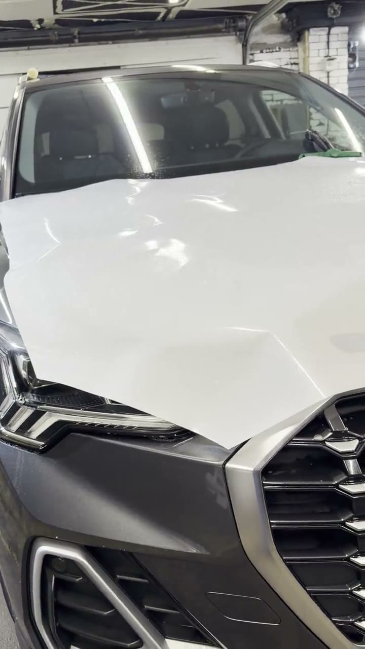Оклейка зон риска Audi Q3 2026 защитной пленкой - укладка защитной пленки на деталь