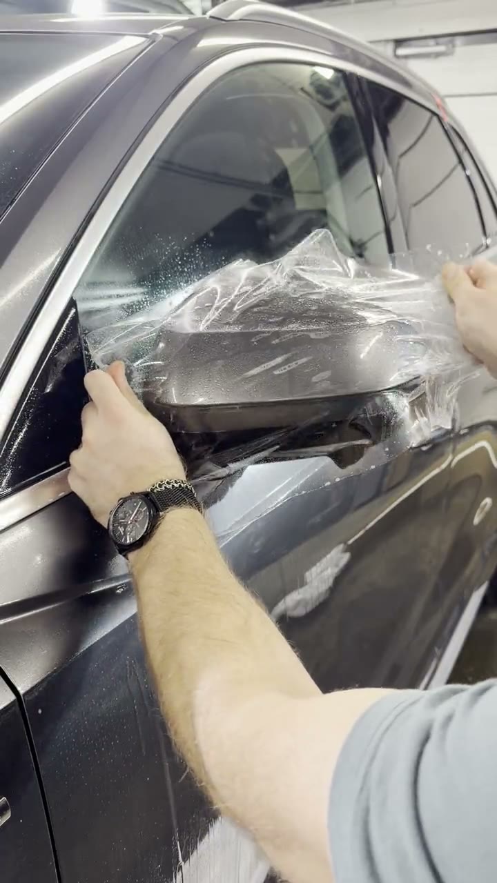 Оклейка зон риска Audi Q3 2026 защитной пленкой - финишная проверка покрытия под светом