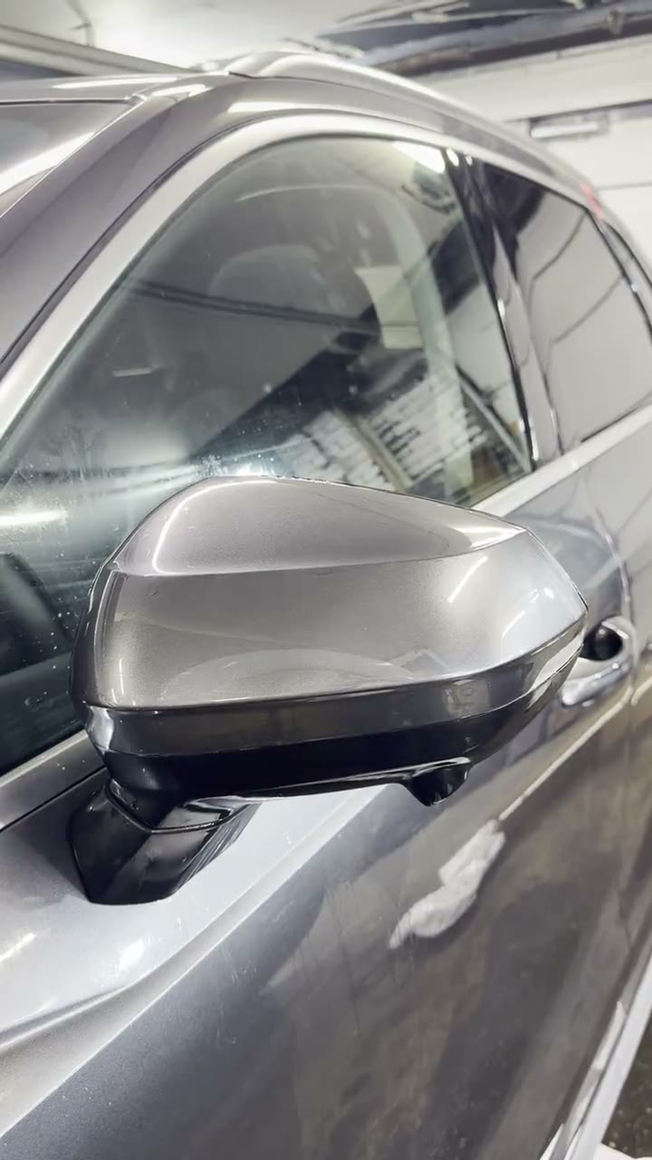 Оклейка зон риска Audi Q3 2026 защитной пленкой - деталь автомобиля в процессе работы