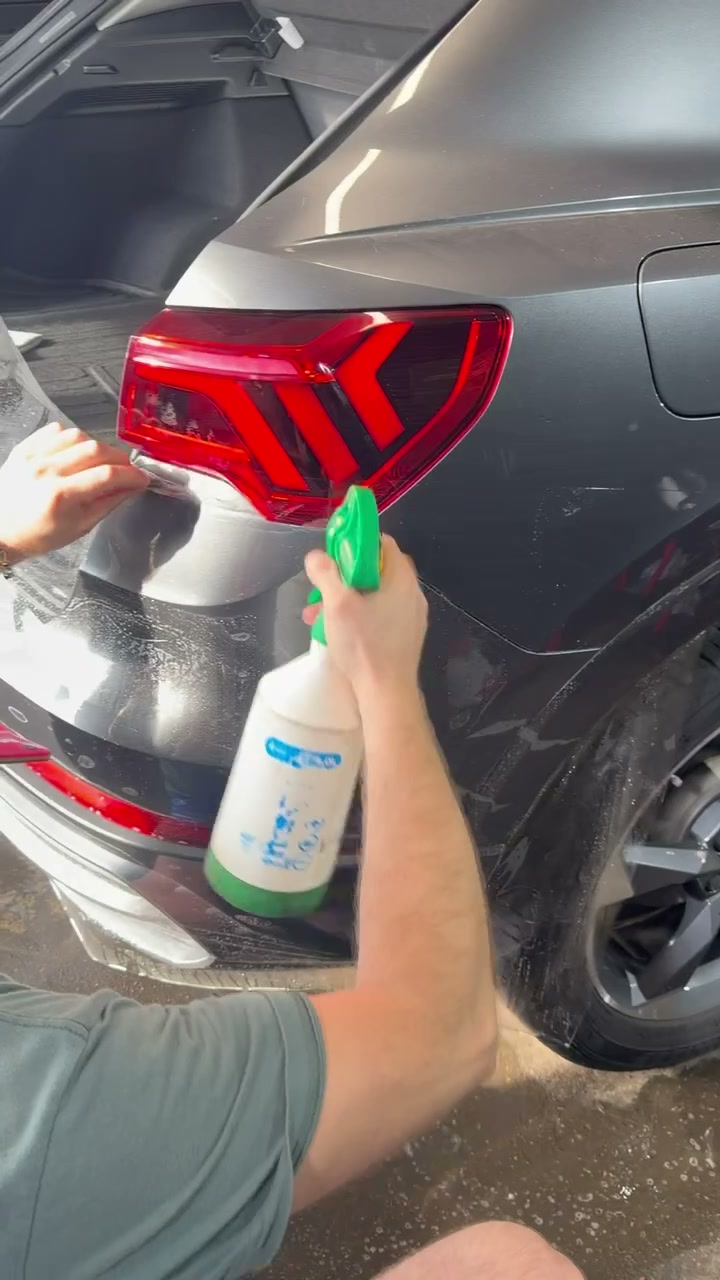 Оклейка зон риска Audi Q3 2026 защитной пленкой - укладка защитной пленки на деталь