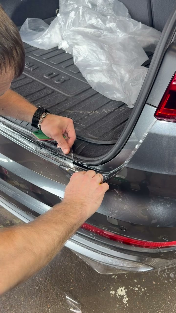 Оклейка зон риска Audi Q3 2026 защитной пленкой - контроль кромок и сложных изгибов
