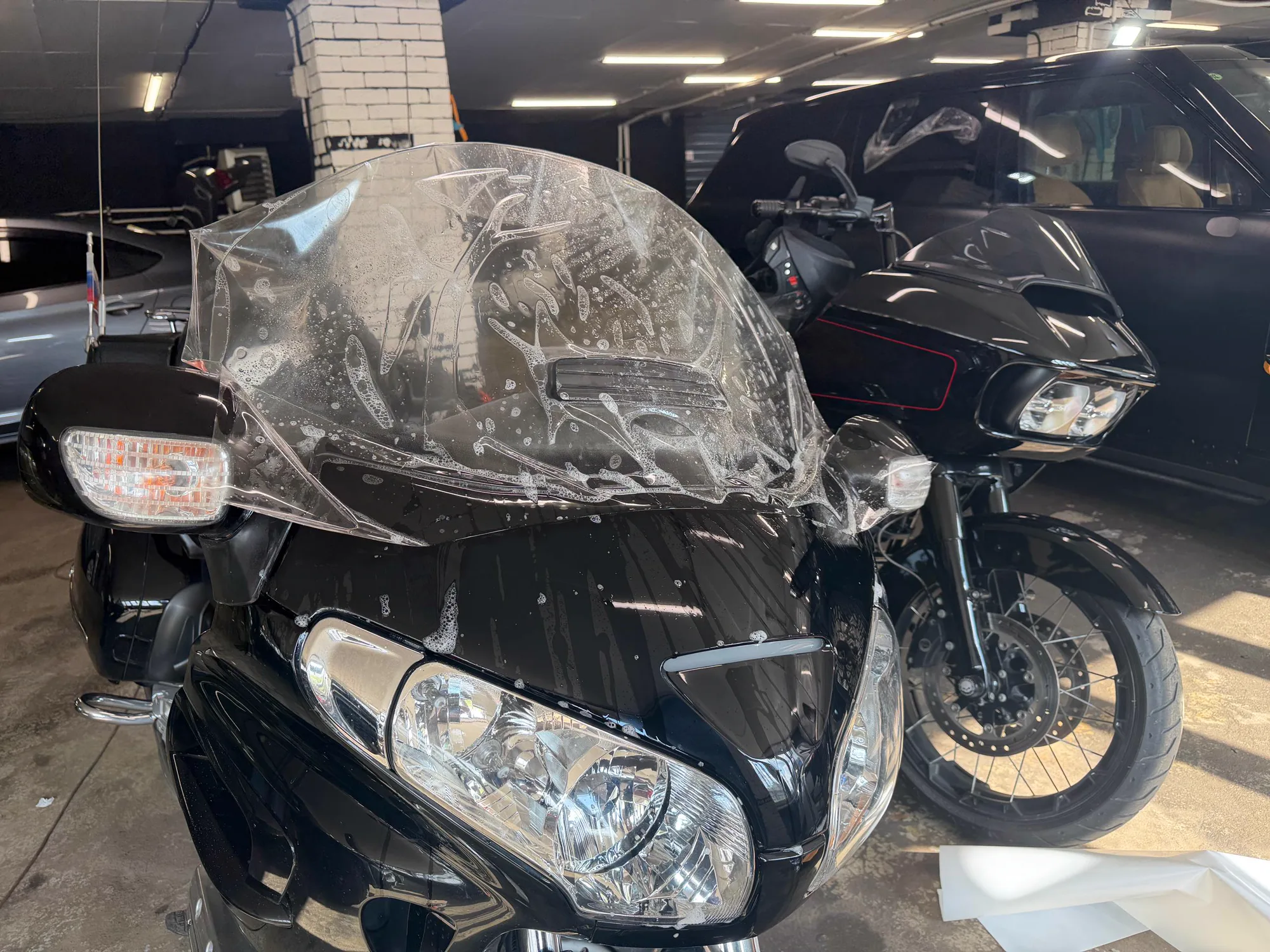 Оклейка ветрового стекла Honda Gold Wing защитной пленкой