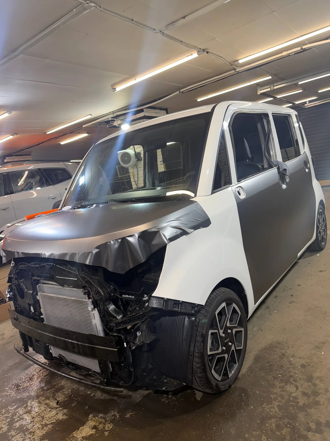 Капот Kia Ray в процессе оклейки